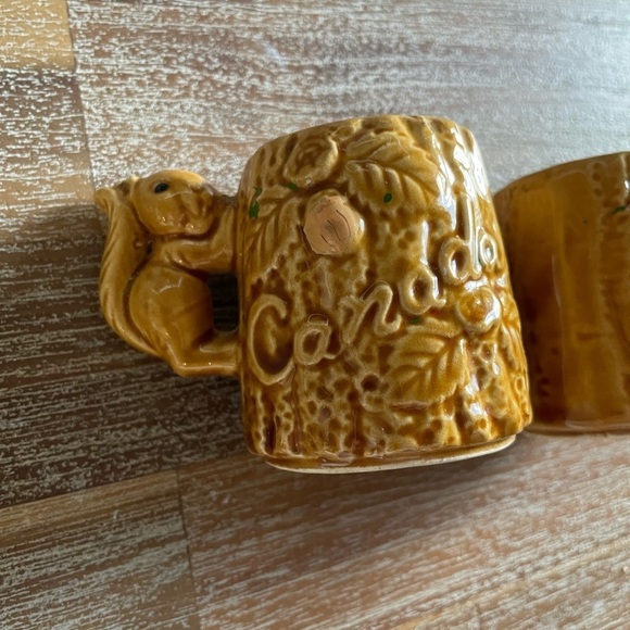 Vintage Squirrel climbing tree Canada ceramic Salt & Pepper shakers. - Picture 5 of 8